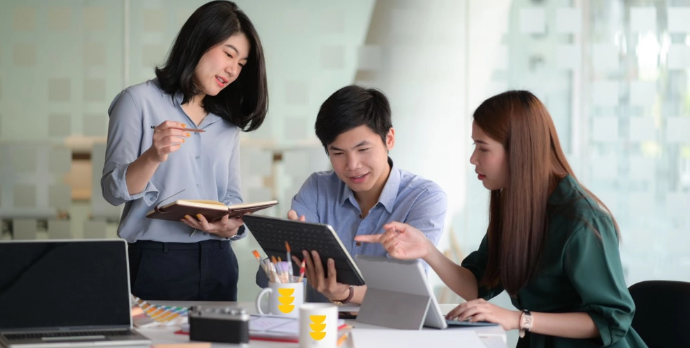 Ilustrasi karyawan sedang menerapkan metode belajar blended learning di kantor