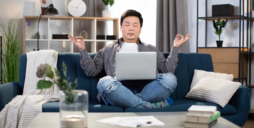 Ilustrasi karyawan yang menjalani Work-Life Balance
